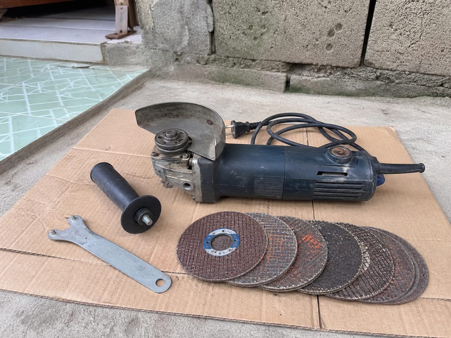 Corded angle grinder with cutting discs