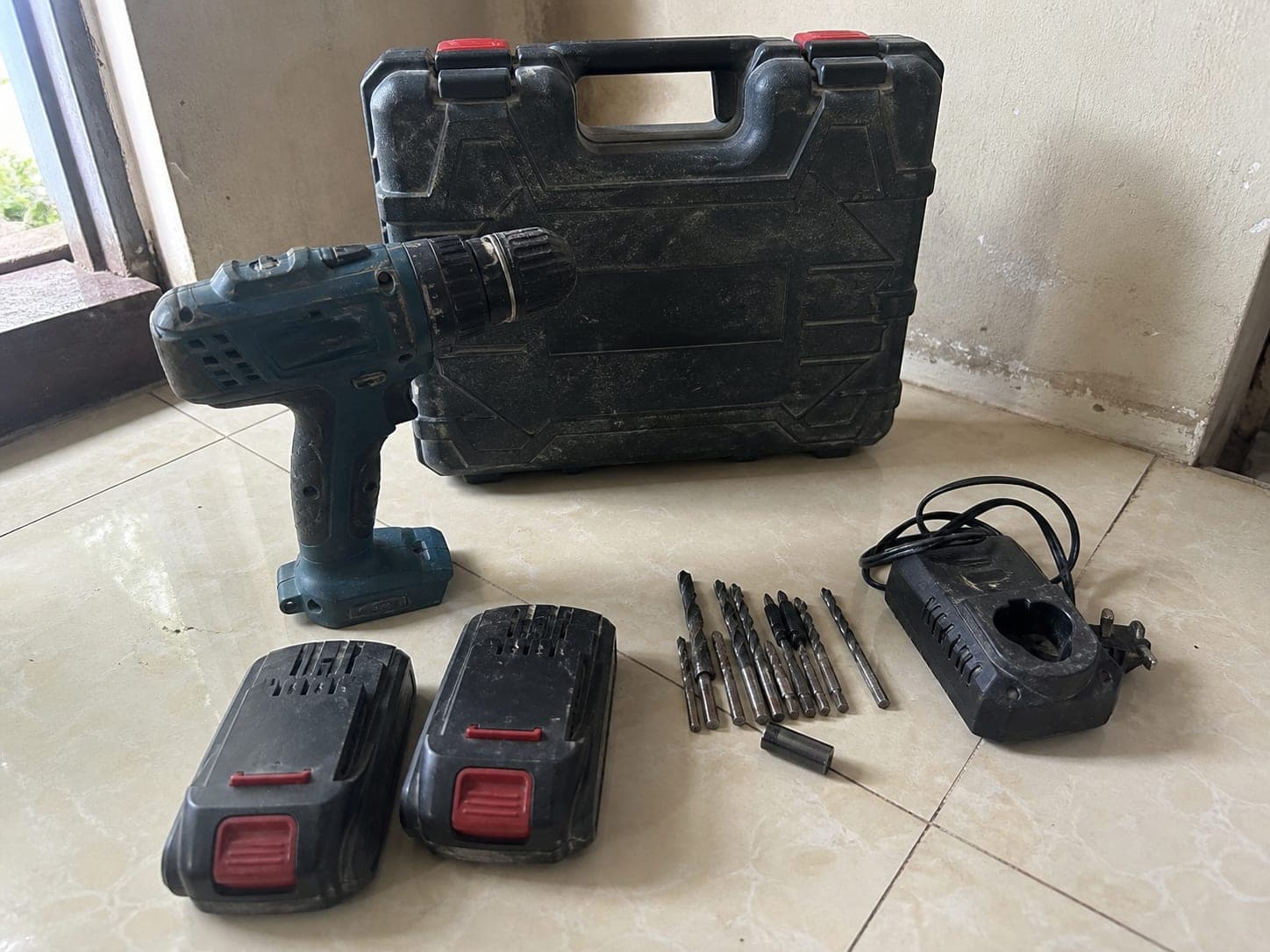 Cordless drill kit with 2 batteries