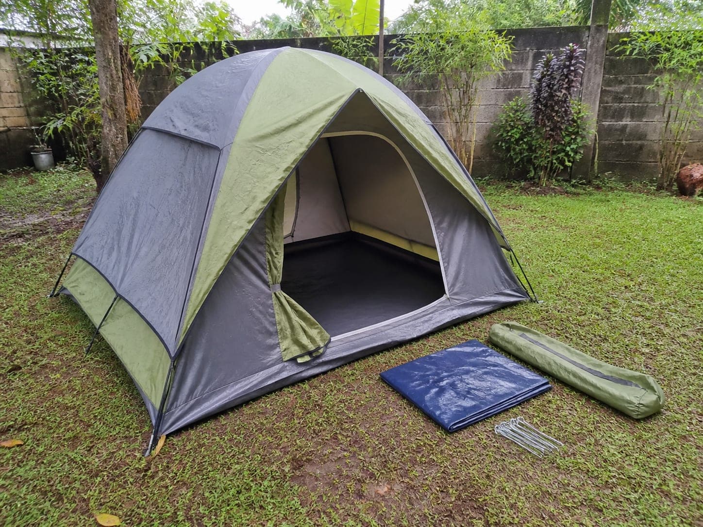 4-person dome tent with ground sheet