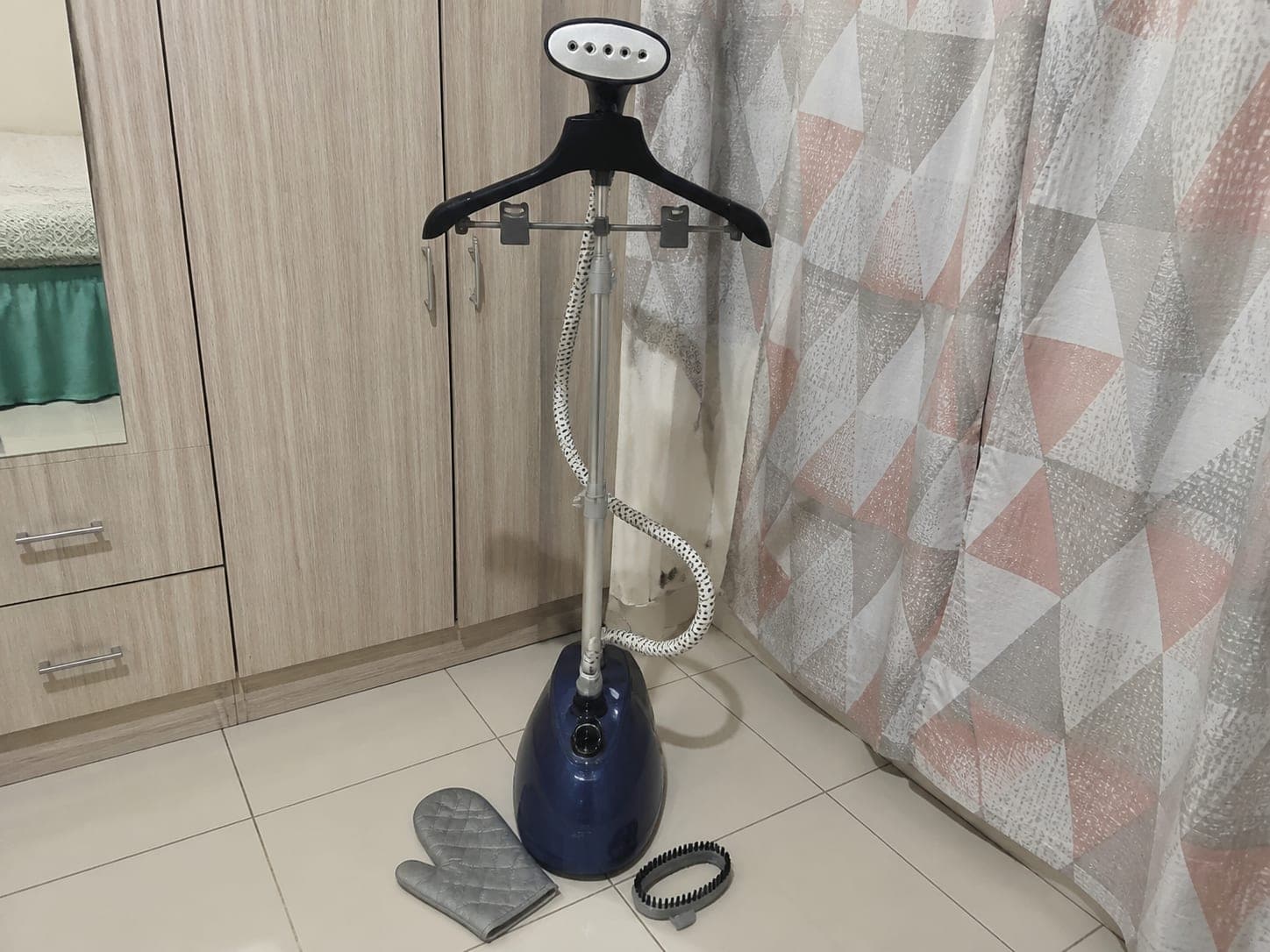Standing garment steamer with hanger