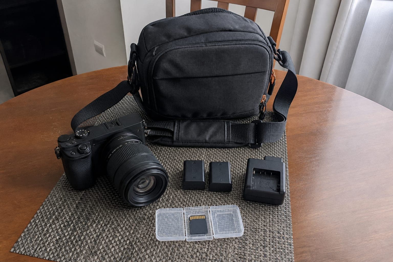 Mirrorless camera + zoom lens kit