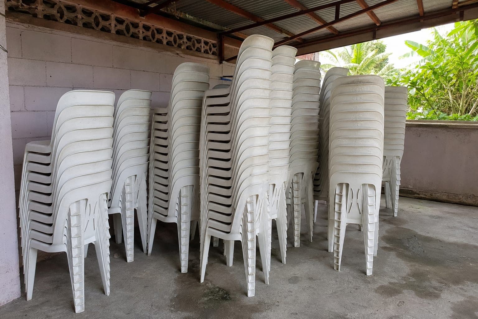 50 white monoblock chairs