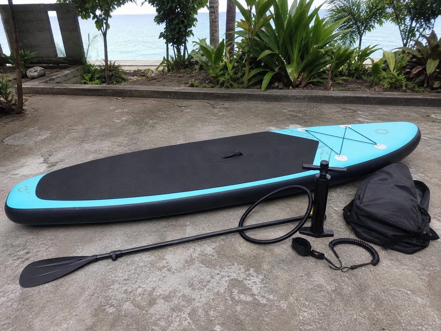 Inflatable stand-up paddleboard set